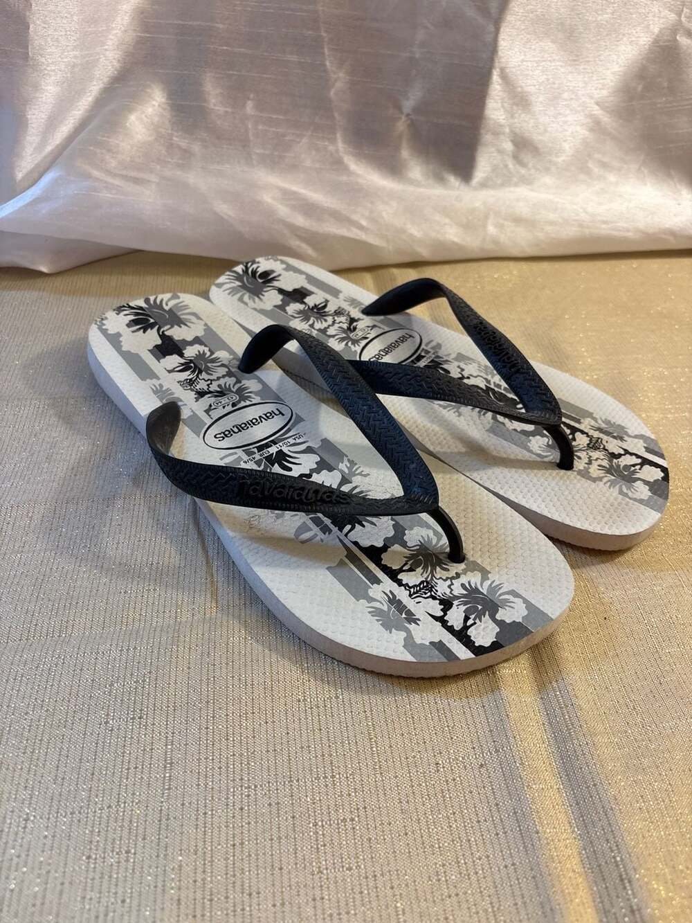 Havaianas Floral Flip Flops Size 10/11 White Black